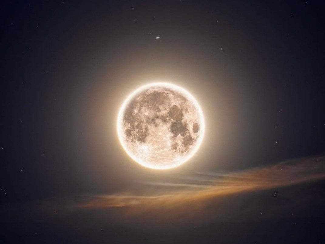 X/@M1ONLOVER
 : According to Space.com, Saturn and the moon will be seen against the backdrop of the Aquarius constellation